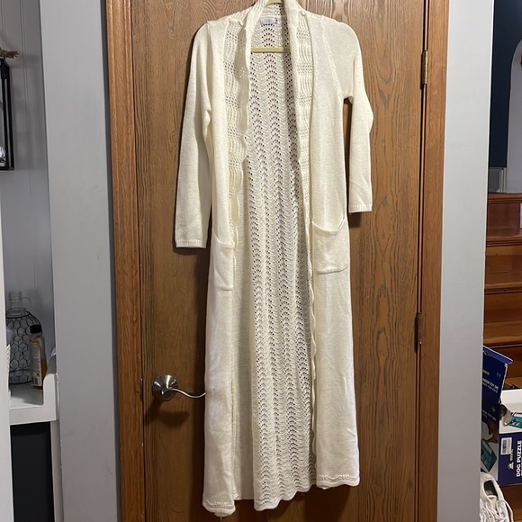 Tobi Long Cream knit Scalloped edges Cardigan in Medium - Picture 2 of 13